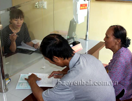 Cán bộ bộ phận “một cửa” xã Phú Thịnh luôn tận tình phục vụ nhân dân.
